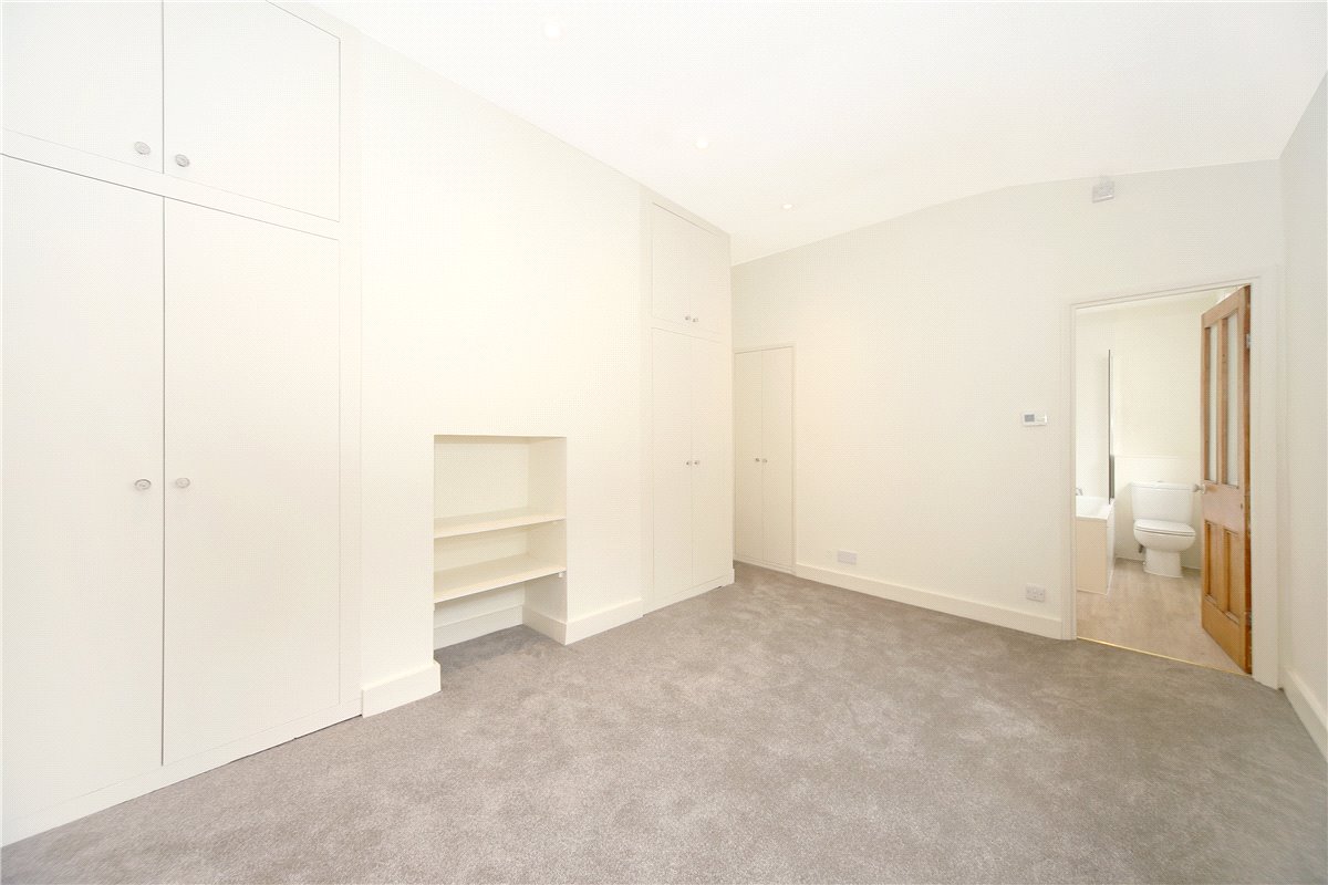 3 bedroom house, Holyport Road, London SW6 - Available
