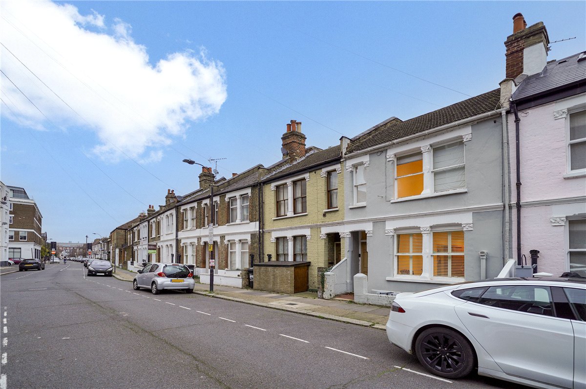 3 bedroom house, Holyport Road, London SW6 - Available