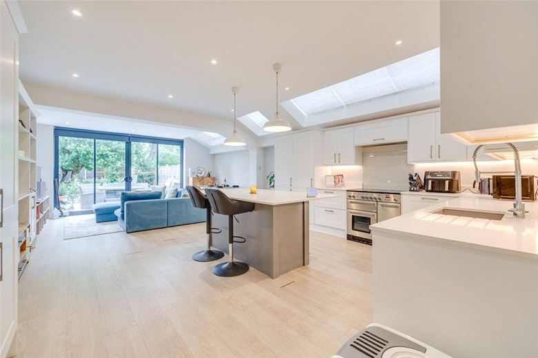 2 bedroom flat, Niton Street, Bishops Park SW6 - Let Agreed