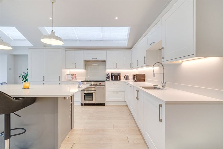 2 bedroom flat, Niton Street, Bishops Park SW6 - Let Agreed