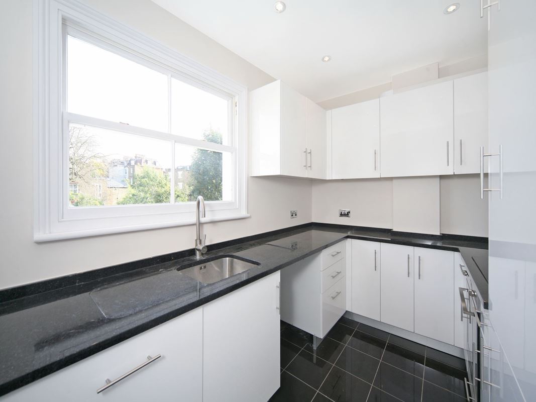 1 bedroom flat, Dorncliffe Road, London SW6 - Let Agreed