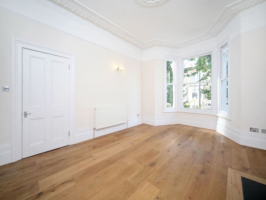 1 bedroom flat, Dorncliffe Road, London SW6 - Let Agreed