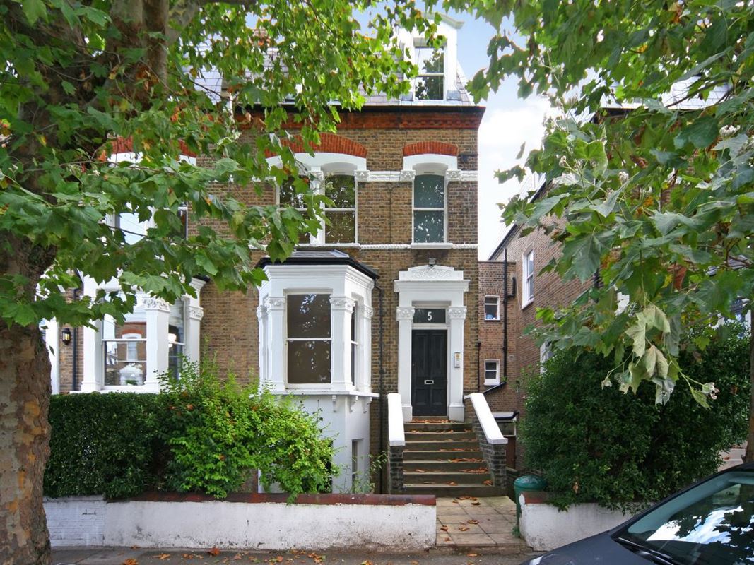 1 bedroom flat, Dorncliffe Road, London SW6 - Let Agreed