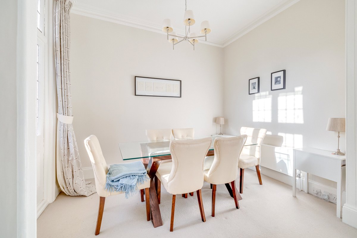 2 bedroom flat, Bishops Mansions, Bishops Park Road SW6 - Let Agreed
