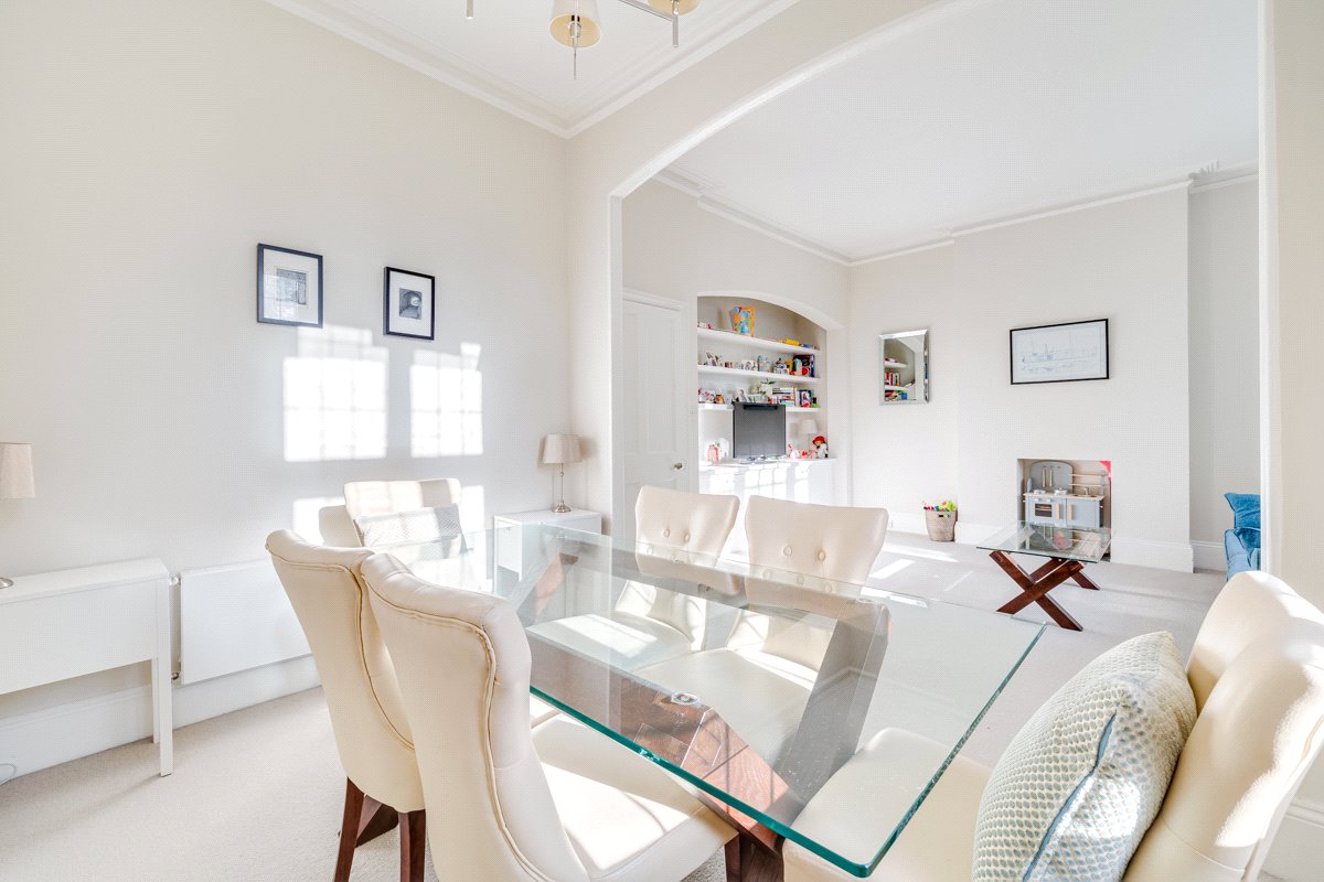 2 bedroom flat, Bishops Mansions, Bishops Park Road SW6 - Let Agreed