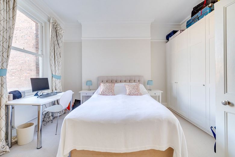 2 bedroom flat, Bishops Mansions, Bishops Park Road SW6 - Let Agreed