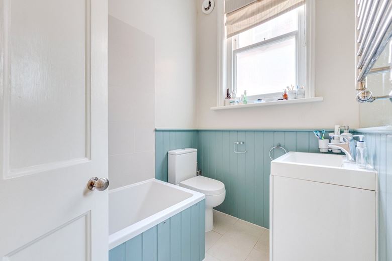 2 bedroom flat, Bishops Mansions, Bishops Park Road SW6 - Let Agreed