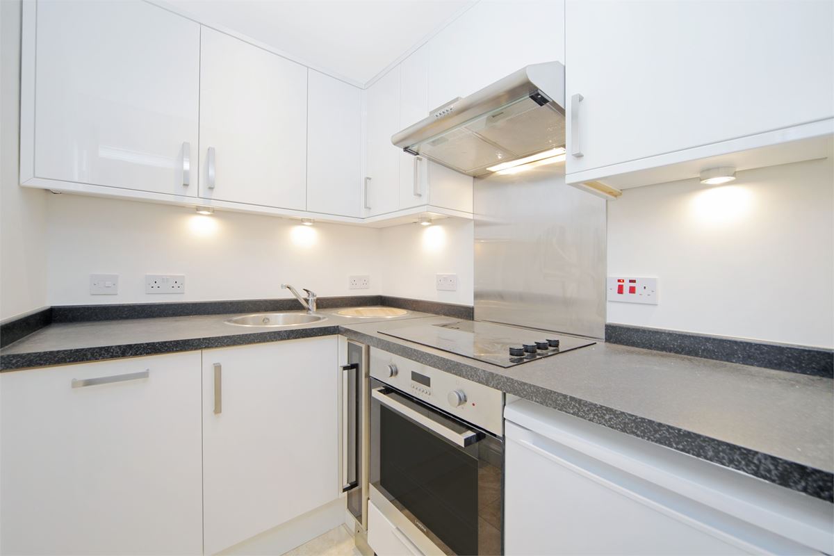 1 bedroom flat, Crookham Road, London SW6 - Let Agreed