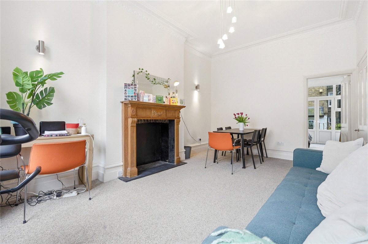 1 bedroom flat, Crookham Road, London SW6 - Let Agreed