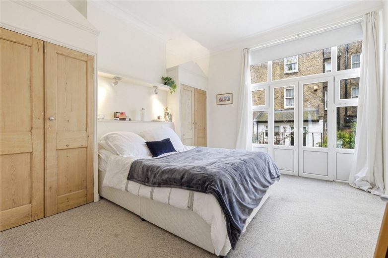 1 bedroom flat, Crookham Road, London SW6 - Let Agreed