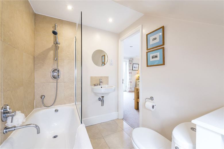 2 bedroom flat, Inglethorpe Street, London SW6