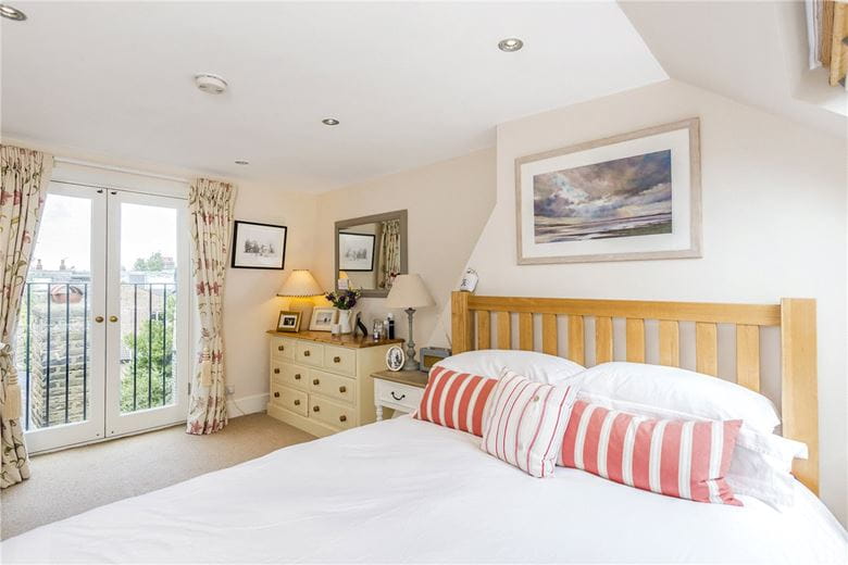 2 bedroom flat, Inglethorpe Street, London SW6