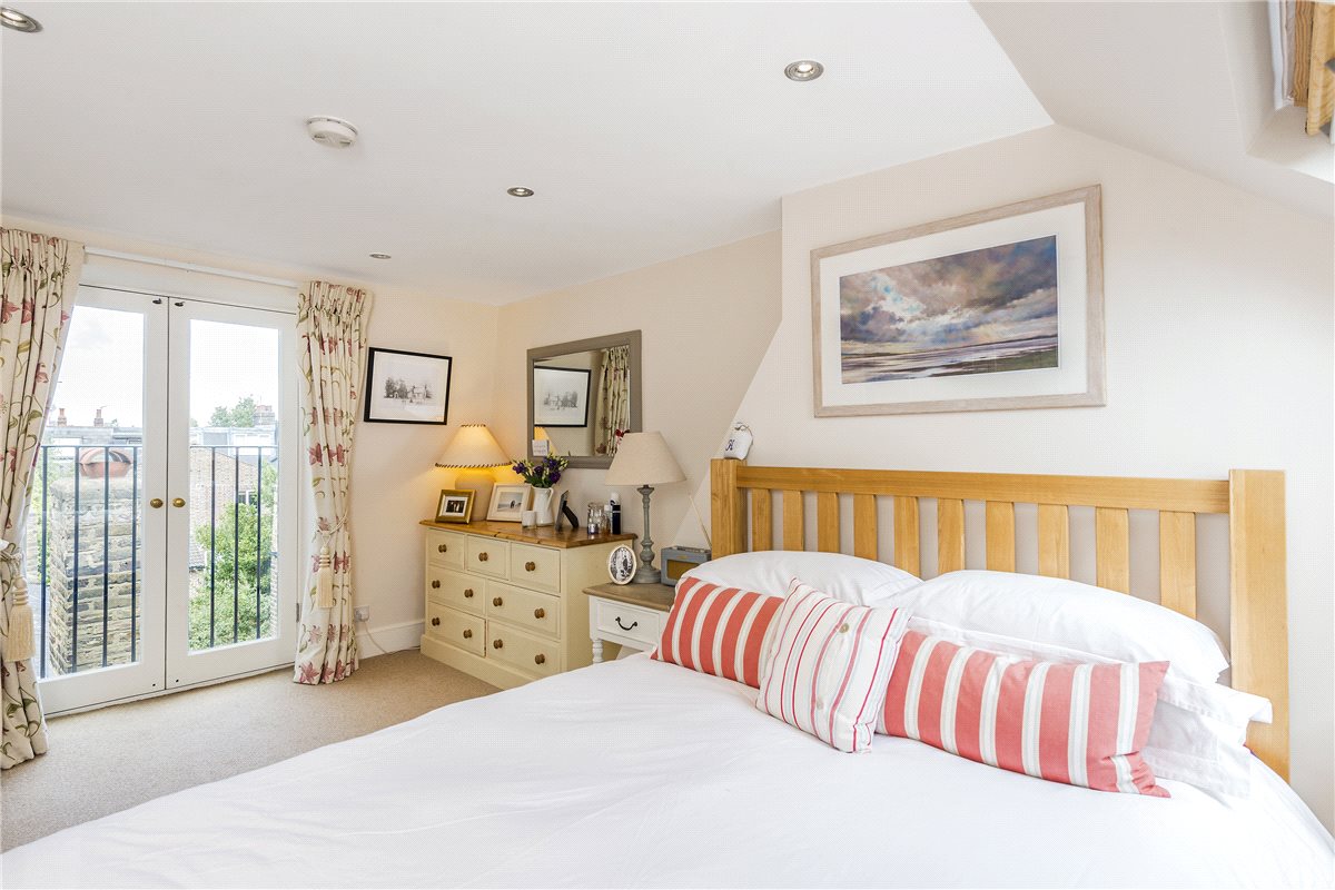 2 bedroom flat, Inglethorpe Street, London SW6