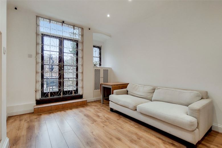 2 bedroom flat, Sedlescombe Road, London SW6 - Let Agreed