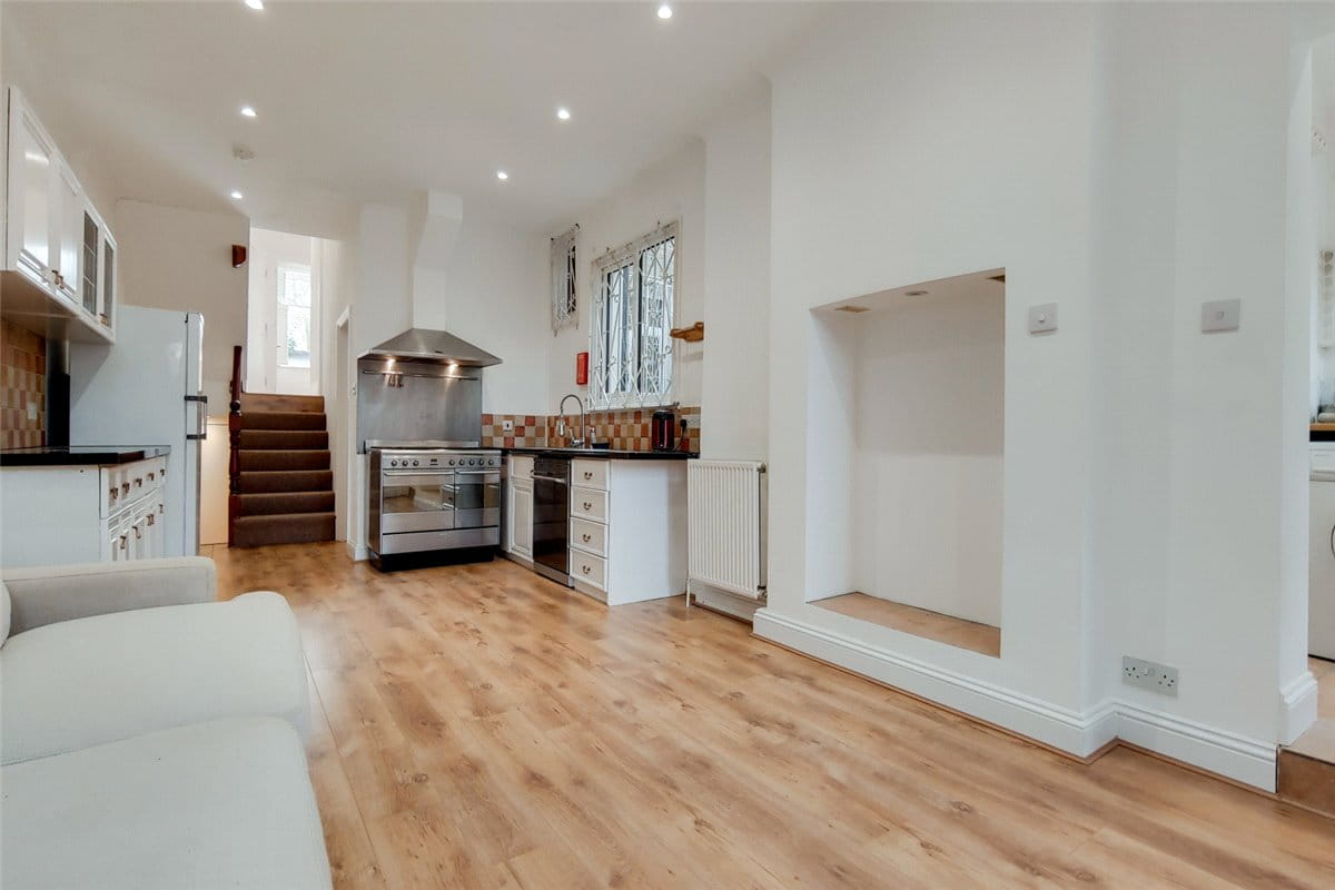 2 bedroom flat, Sedlescombe Road, London SW6 - Let Agreed
