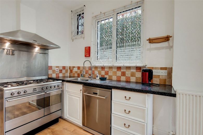 2 bedroom flat, Sedlescombe Road, London SW6 - Let Agreed