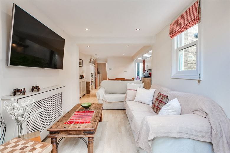 2 bedroom flat, Gilstead Road, London SW6 - Let Agreed