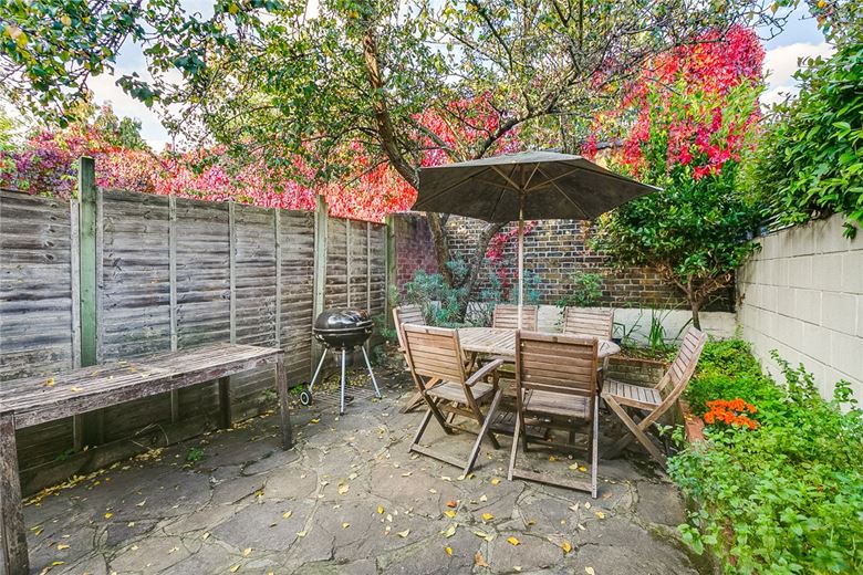 2 bedroom flat, Gilstead Road, London SW6 - Let Agreed