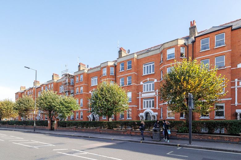 3 bedroom flat, Drive Mansions, Fulham Road SW6 - Let Agreed