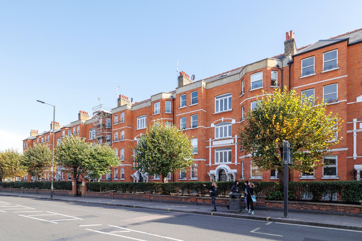 3 bedroom flat, Drive Mansions, Fulham Road SW6 - Let Agreed