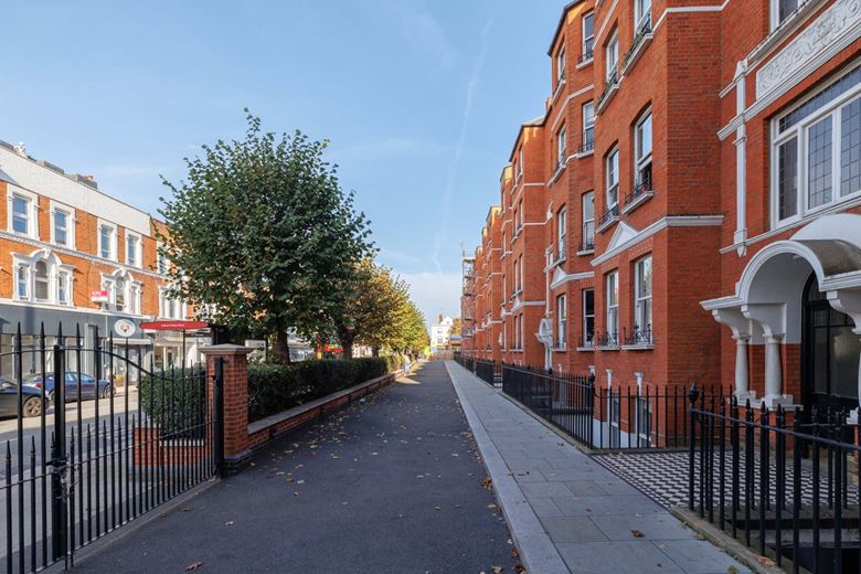 3 bedroom flat, Drive Mansions, Fulham Road SW6 - Let Agreed