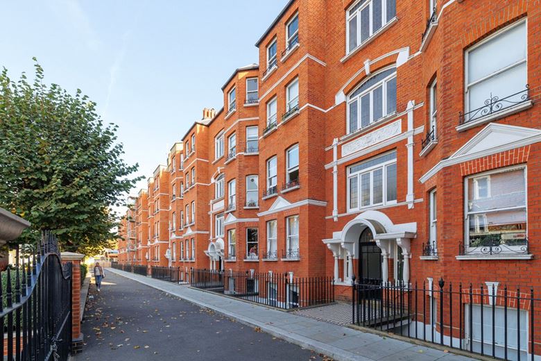 3 bedroom flat, Drive Mansions, Fulham Road SW6 - Let Agreed