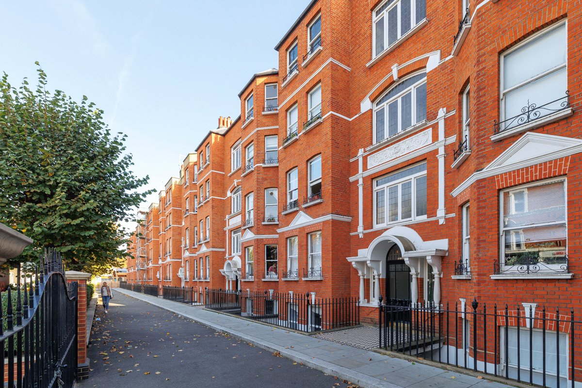 3 bedroom flat, Drive Mansions, Fulham Road SW6 - Let Agreed
