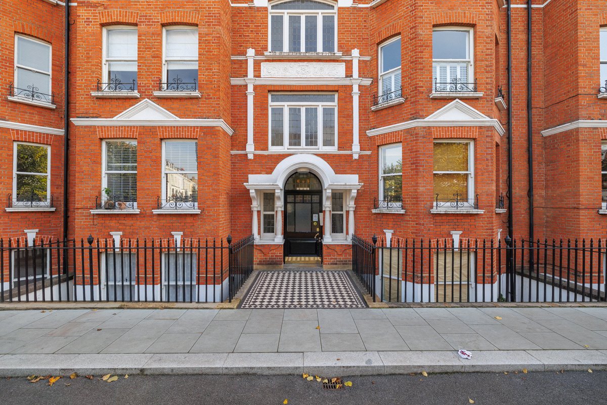 3 bedroom flat, Drive Mansions, Fulham Road SW6 - Let Agreed