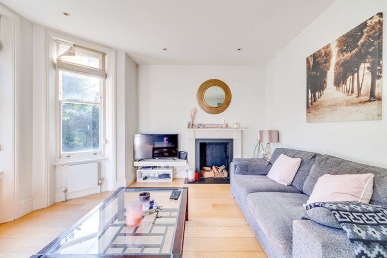 3 bedroom flat, Drive Mansions, Fulham Road SW6 - Let Agreed