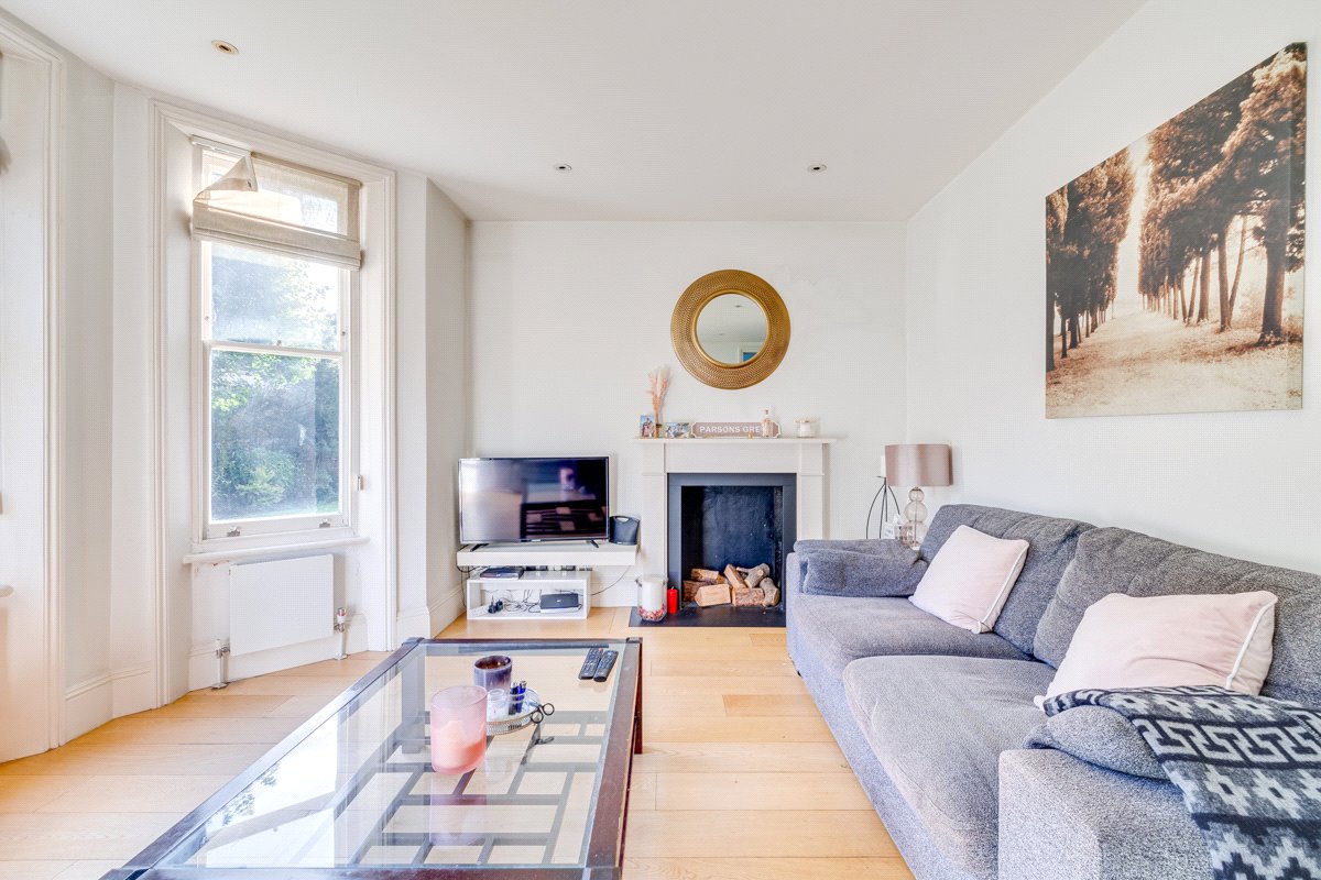 3 bedroom flat, Drive Mansions, Fulham Road SW6 - Let Agreed
