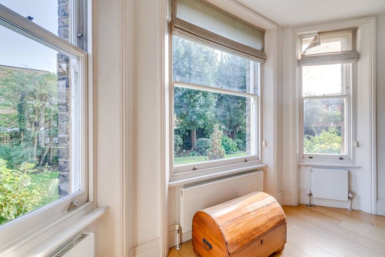 3 bedroom flat, Drive Mansions, Fulham Road SW6 - Let Agreed