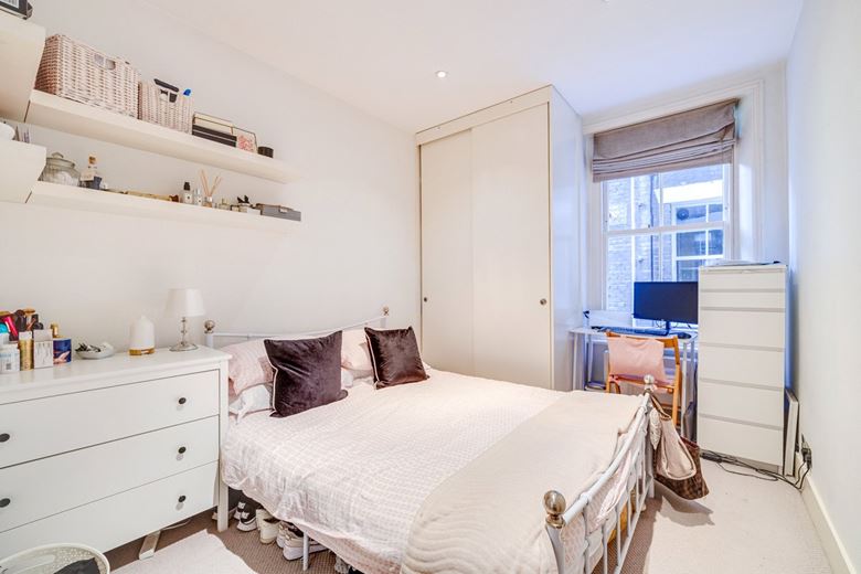 3 bedroom flat, Drive Mansions, Fulham Road SW6 - Let Agreed