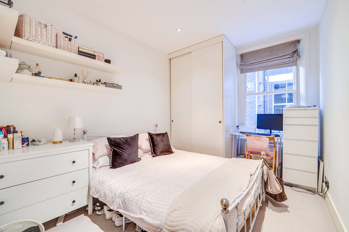 3 bedroom flat, Drive Mansions, Fulham Road SW6 - Let Agreed