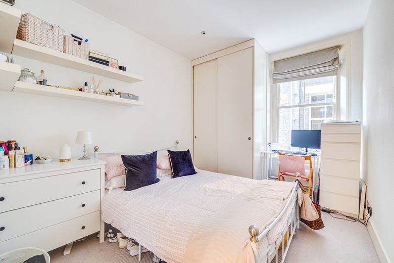3 bedroom flat, Drive Mansions, Fulham Road SW6 - Let Agreed