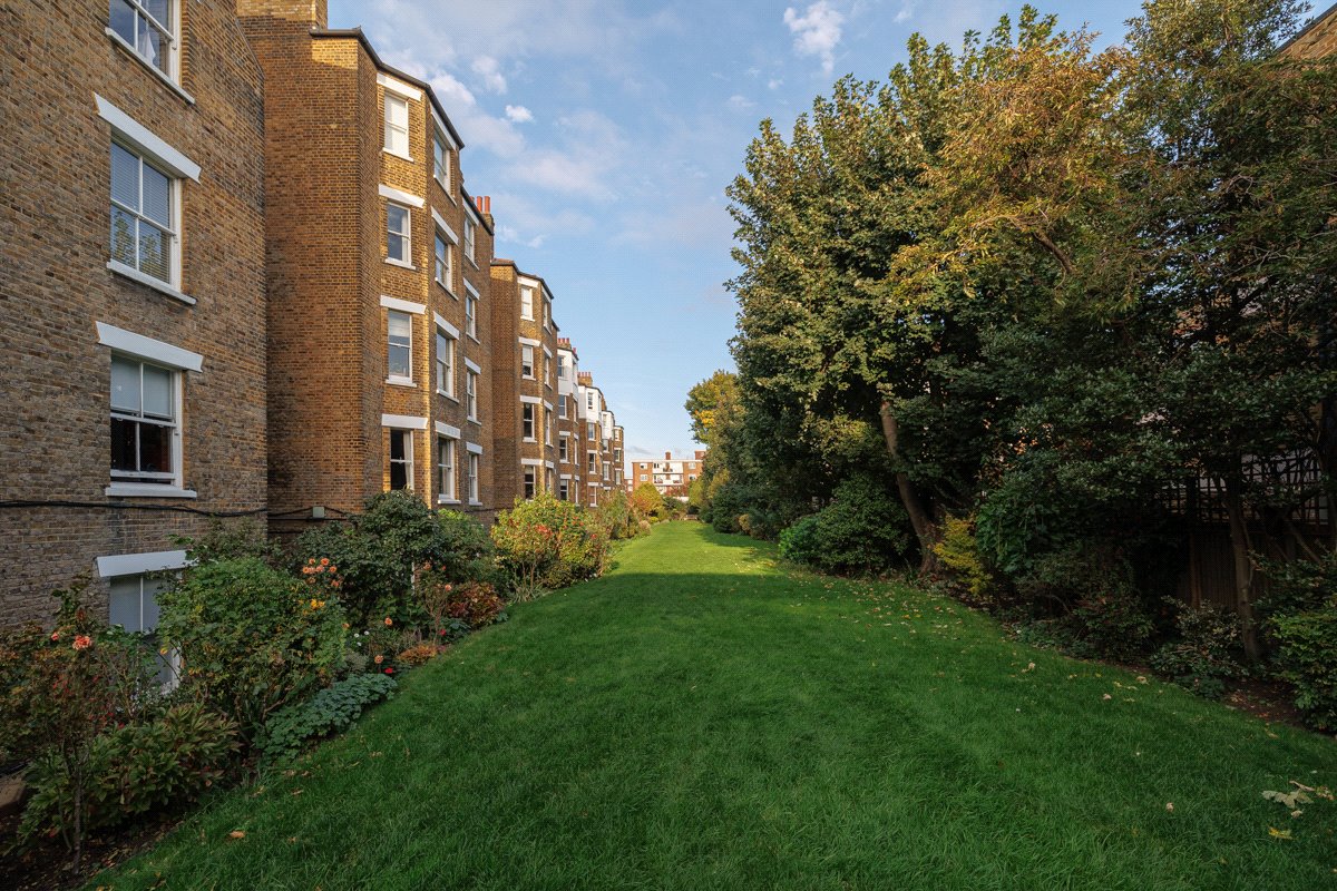 3 bedroom flat, Drive Mansions, Fulham Road SW6 - Let Agreed