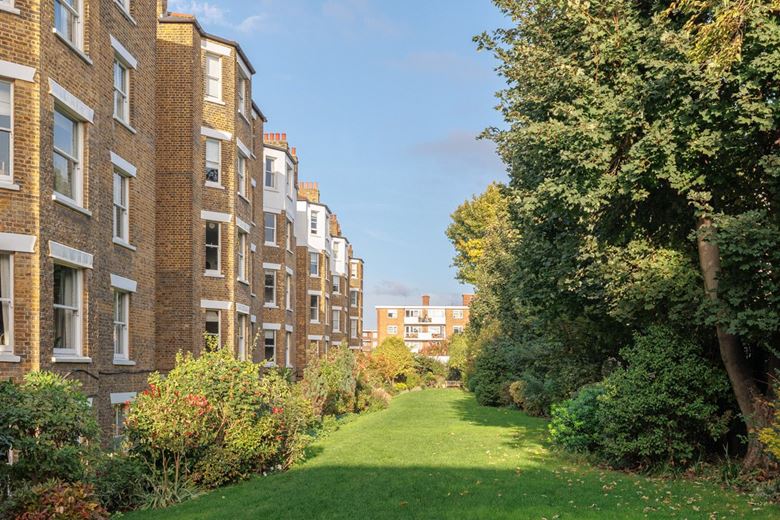 3 bedroom flat, Drive Mansions, Fulham Road SW6 - Let Agreed