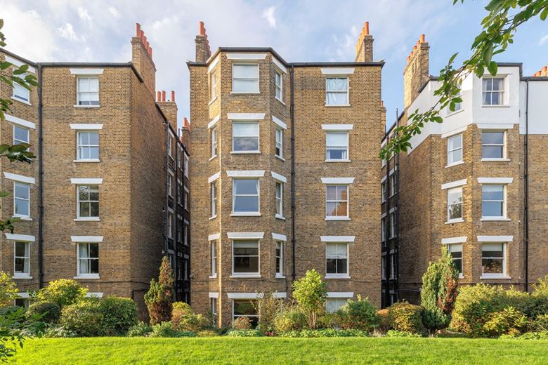 3 bedroom flat, Drive Mansions, Fulham Road SW6 - Let Agreed