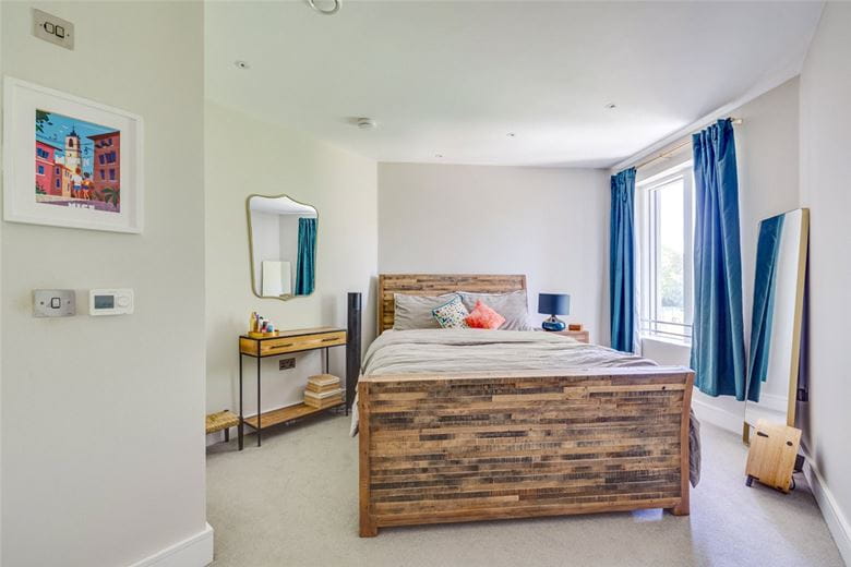 2 bedroom flat, Lillie Road, London SW6 - Available