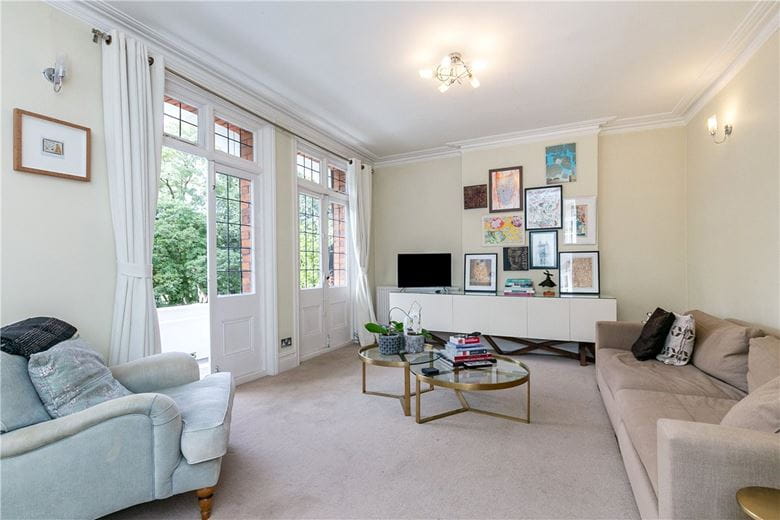 3 bedroom flat, Stevenage Road, London SW6 - Available