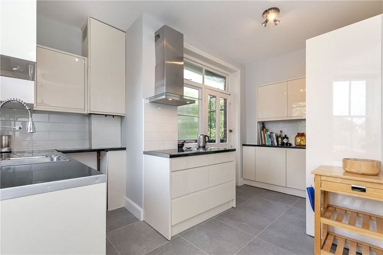 3 bedroom flat, Stevenage Road, London SW6 - Available