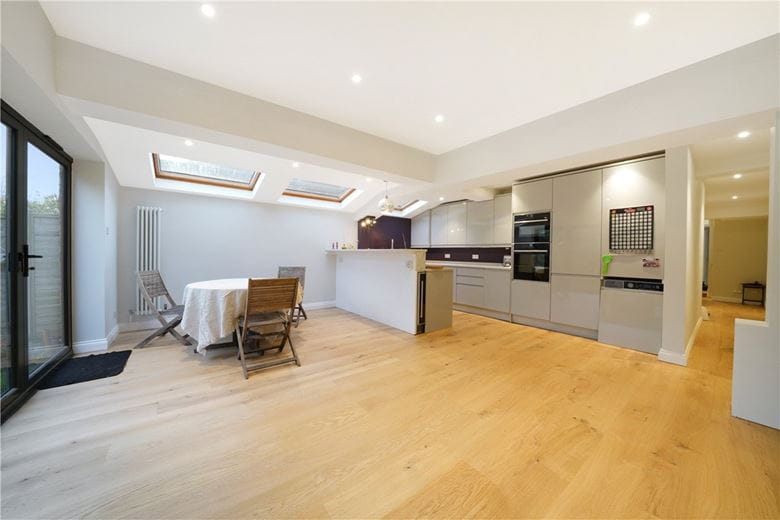 3 bedroom flat, Langthorne Street, London SW6 - Let Agreed