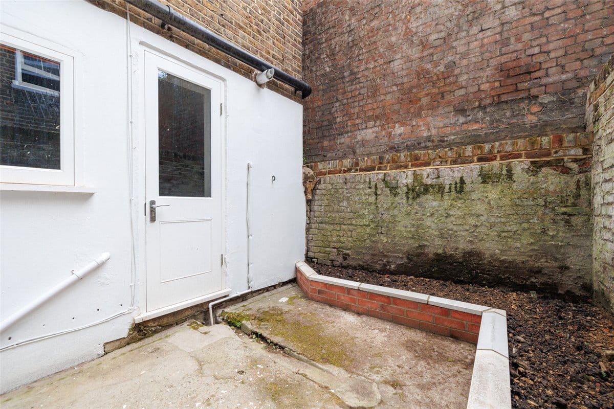 3 bedroom flat, Westcroft Square, London W6 - Available