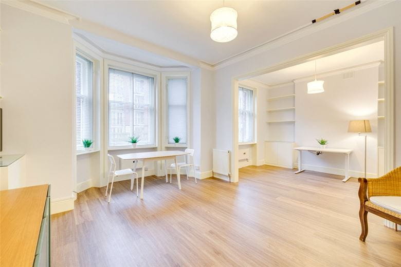 2 bedroom flat, Fulham Road, London SW10 - Available