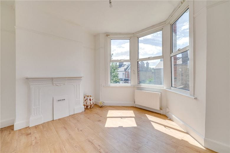 3 bedroom flat, Brookwood Road, London SW18 - Available