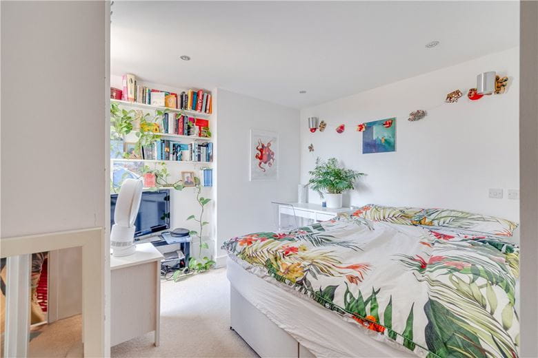 2 bedroom flat, White Hart Lane, London SW13 - Available