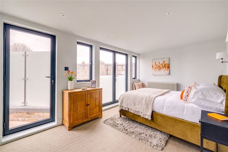 5 bedroom house, Byfeld Gardens, London SW13 - Sold STC