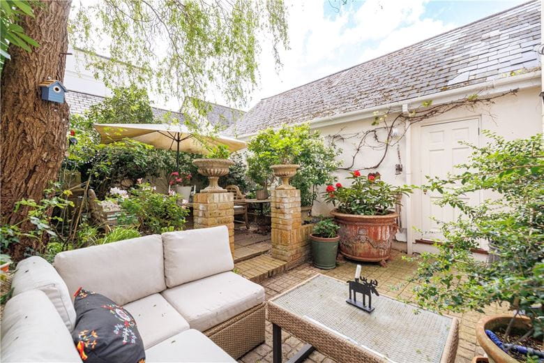 4 bedroom house, Beaufort Close, London SW15 - Available