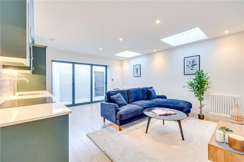 2 bedroom flat, Quicks Road, London SW19 - Available