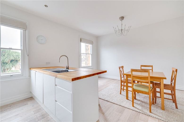 2 bedroom maisonette, Heythorp Street, London SW18 - Available