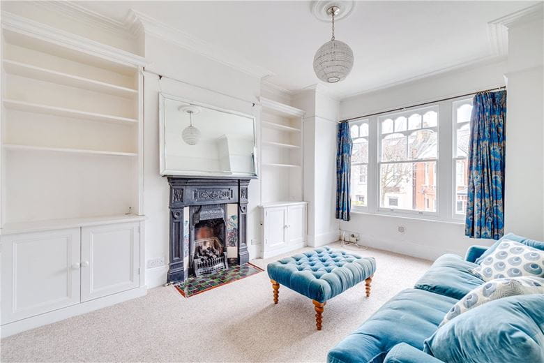 2 bedroom maisonette, Heythorp Street, London SW18 - Available